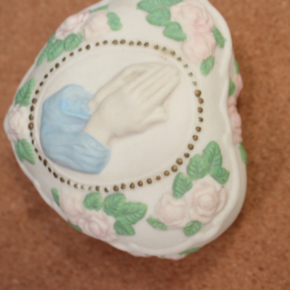 Vintage "Praying Hands" Hand-painted Porcelain jewelry box/ trinket box - Picture 10 of 11